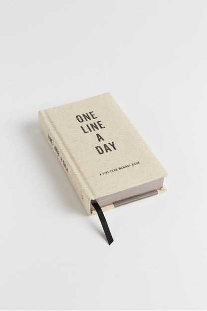 Canvas One Line A Day: A Five-Year Memory Book